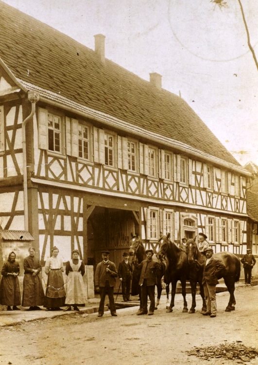 Unser Weingut und Familie im Jahre 1900
