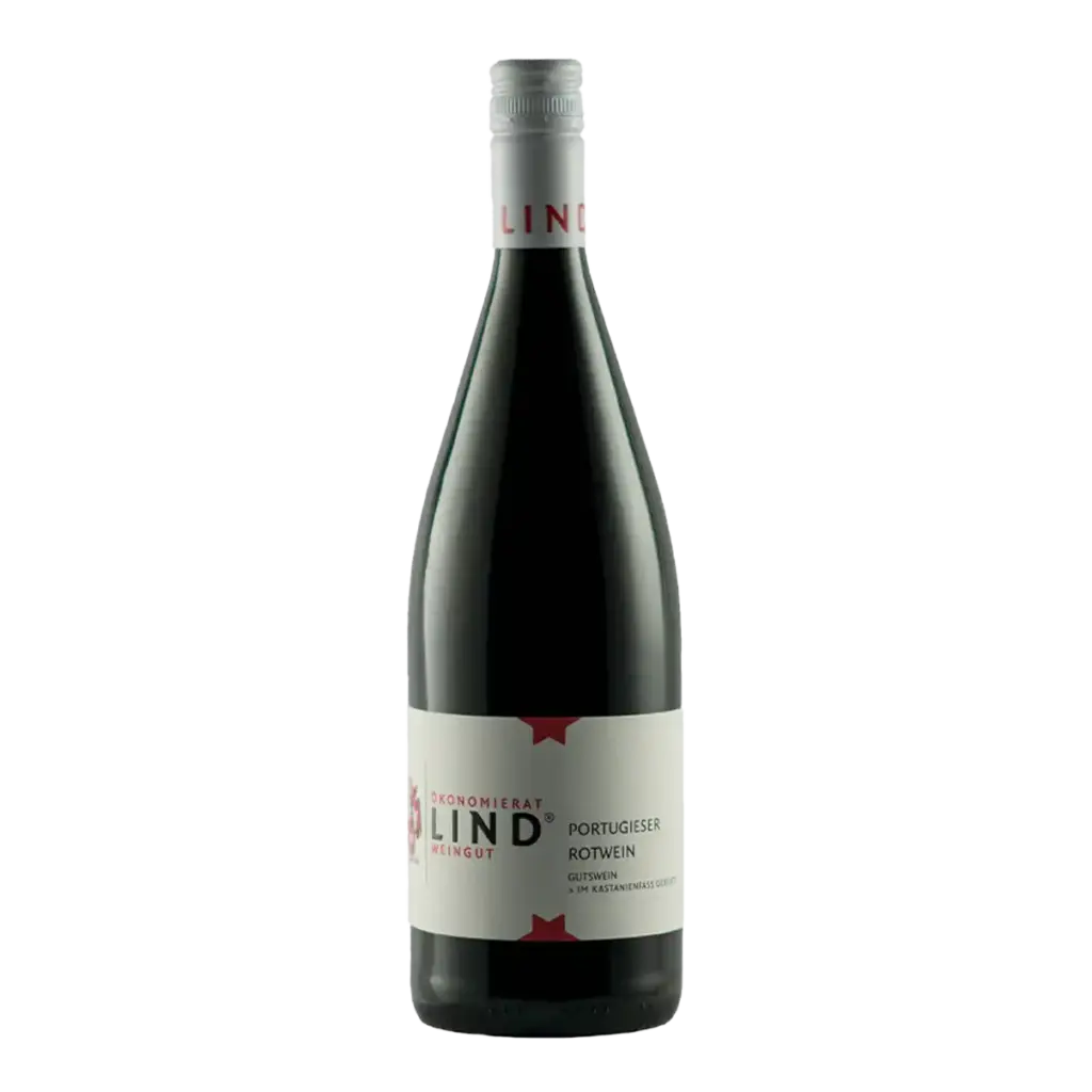 Flasche Portugieser Rotwein vom Weingut Ökonomierat Lind vor hellem Hintergrund