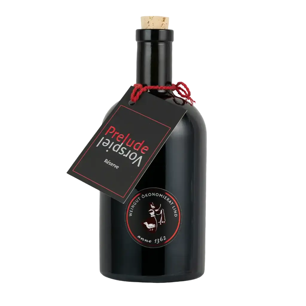 Flasche Prelude vom Weingut Ökonomierat Lind vor hellem Hintergrund