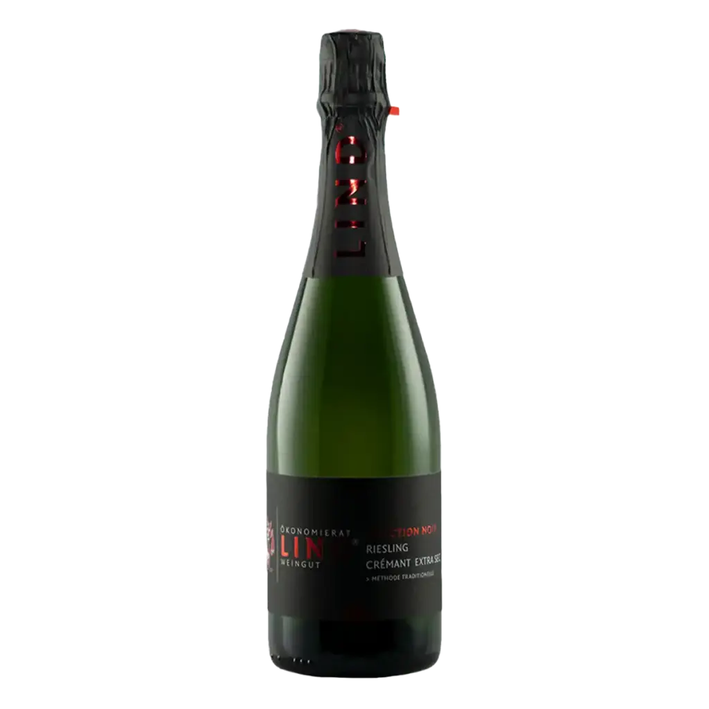 Flasche Riesling Extra Sec vom Weingut Ökonomierat Lind vor hellem Hintergrund