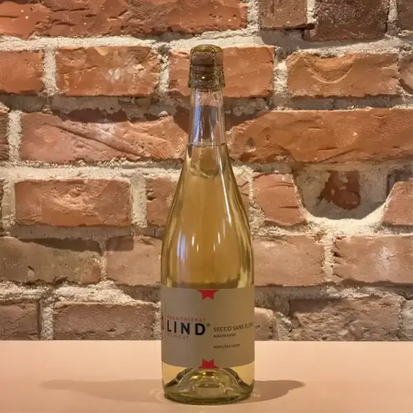 Flasche Sans Blomb vom Weingut Ökonomierat Lind vor hellem Hintergrund